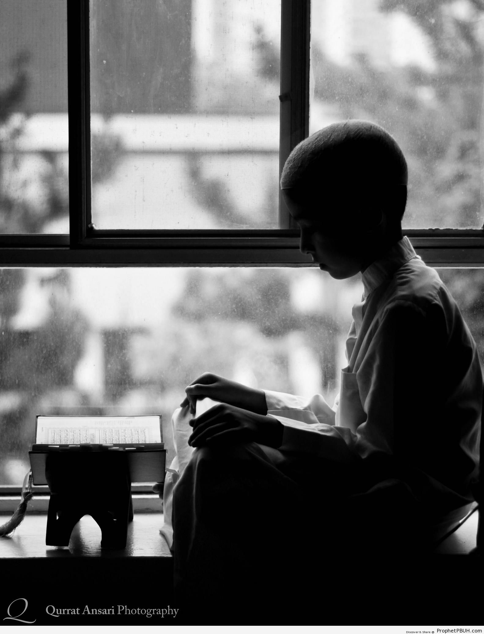 Boy Reading the Quran - Mushaf Photos (Books of Quran) -002
