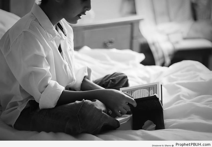 Boy Reading the Quran - Mushaf Photos (Books of Quran) -003