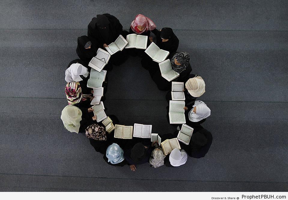 Circle of Muslim Women Studying the Quran - Muslimah Photos (Girls and Women & Hijab Photos) 