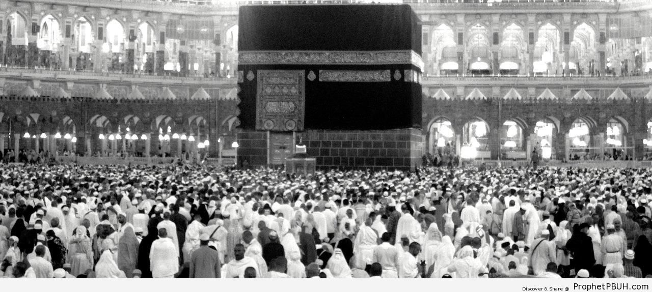 Crowd by the Kaba - al-Masjid al-Haram in Makkah, Saudi Arabia -Picture