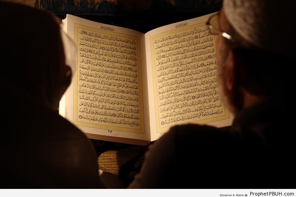 Elderly Husband and Wife Reading the Quran - Mushaf Photos (Books of Quran) 