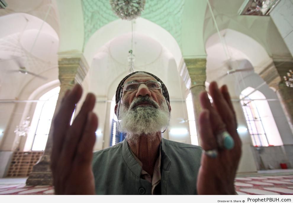 Elderly Muslim Man Makes Dua in Baghdad, Iraq (Ramadan 2009) - Baghdad, Iraq -Pictures