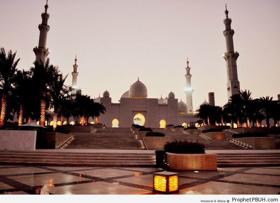 Evening at Sheikh Zayed Grand Mosque in Abu Dhabi, United Arab Emirates - Abu Dhabi, United Arab Emirates -Picture