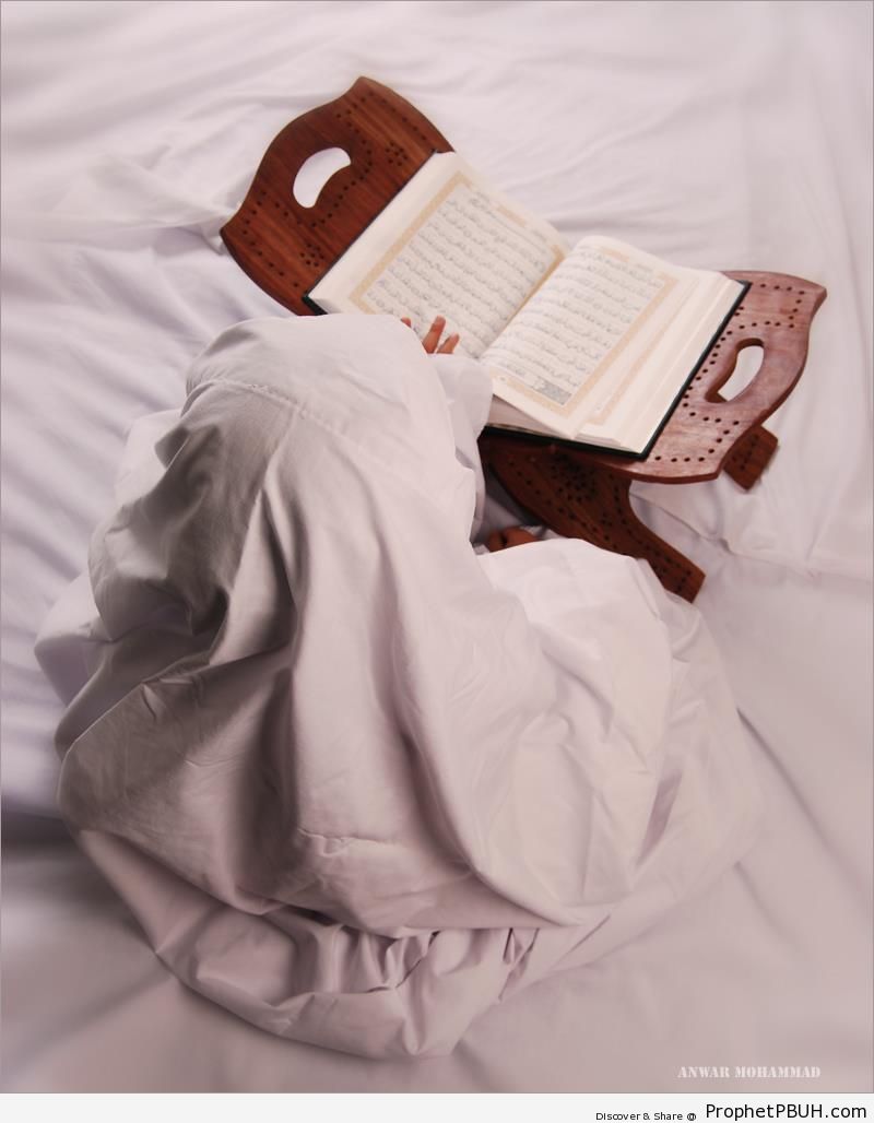 Girl Reading Quran - Mushaf Photos (Books of Quran) 