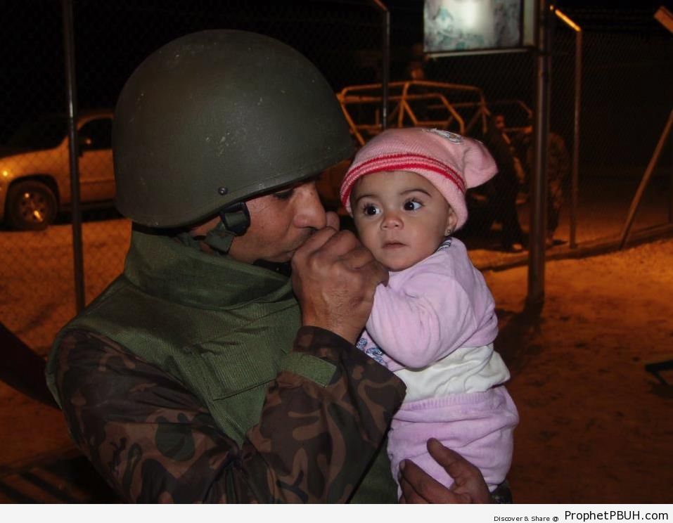 Jordanian soldier warms hands of Syrian refugee baby - Syrian Revolution 