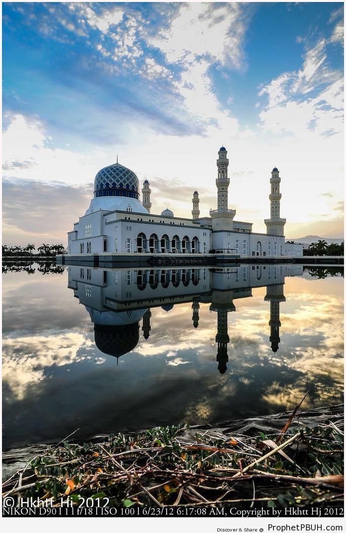 Kota Kinabalu City Mosque (Masjid Bandaraya) in Sabah, Malaysia - Kota Kinabalu City Mosque (Masjid Bandaraya) in Kota Kinabalu, Malaysia -Picture