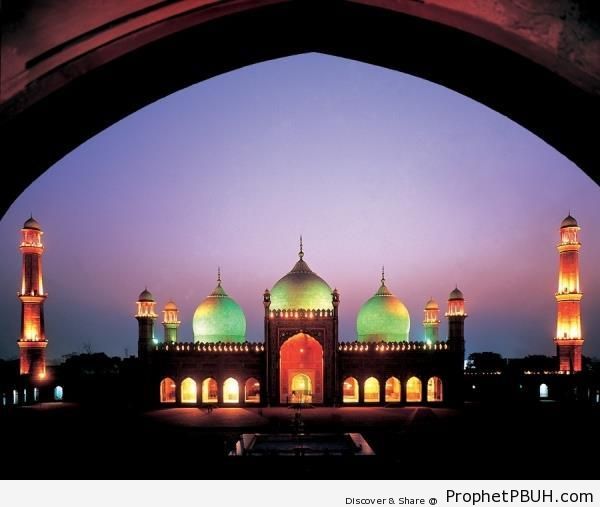 Lit Up Badshahi Masjid at Dusk in Lahore, Pakistan - Badshahi Masjid in Lahore, Pakistan