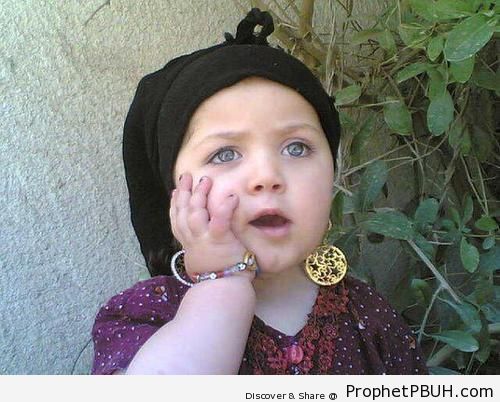 Little Girl in Black Hijab - Muslimah Photos (Girls and Women & Hijab Photos)