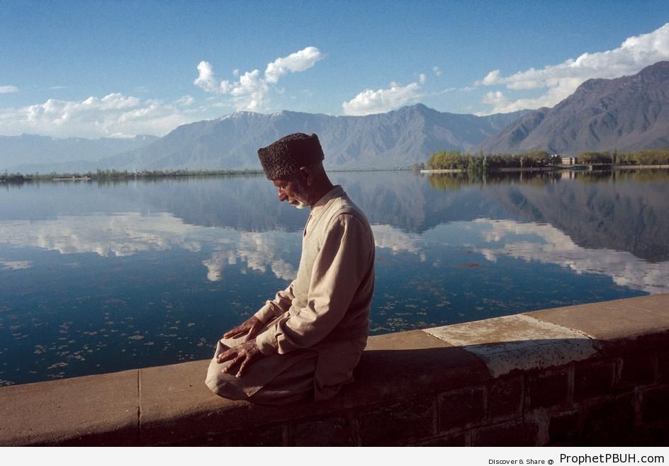 Man Prays by Lake (Srinagar, Jamu and Kashmir, 1990) - Photos -