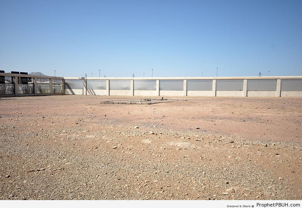 Mount Uhud Cemetery Where Hamzah (ra) and Other Martyrs are Buried - Photos of Mount Uhud -