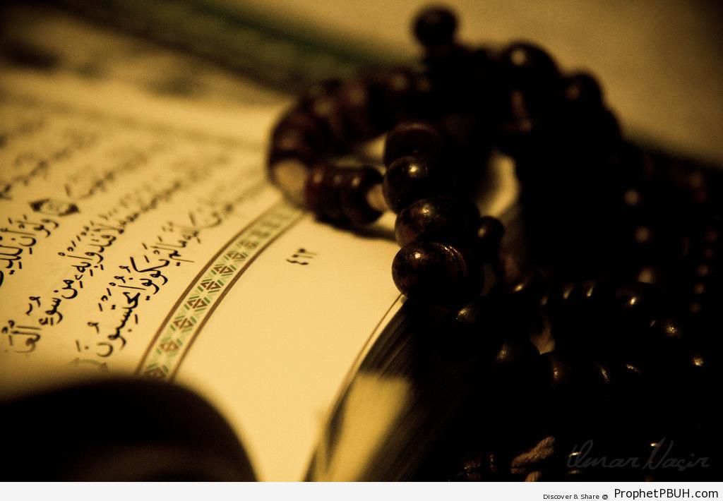 Mushaf Showing Surat az-Zumar with Prayer Beads - Mushaf Photos (Books of Quran) 