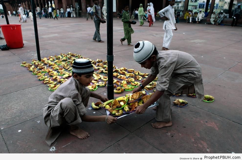 Muslim Children Prepare Iftar at Jama Mosque in New Delhi (Ramadan 2012) - India -Picture