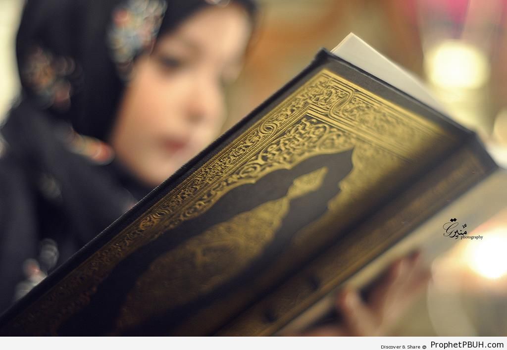 Muslim Girl With Book of Quran - Muslimah Photos (Girls and Women & Hijab Photos) 
