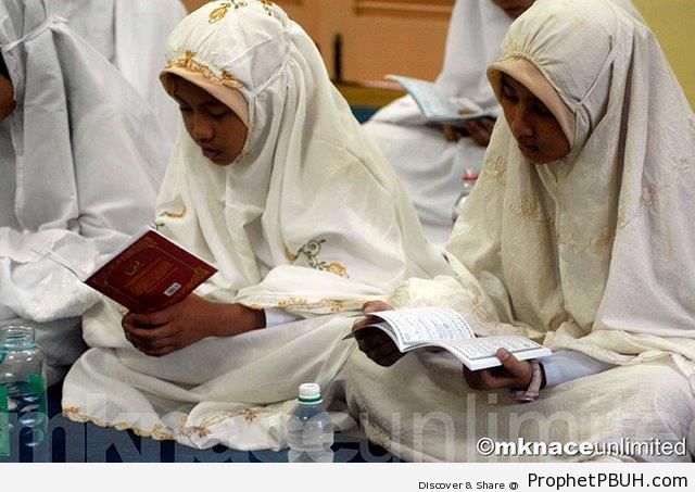 Muslim Girls Study Surat Ya-Sin - Muslimah Photos (Girls and Women & Hijab Photos)