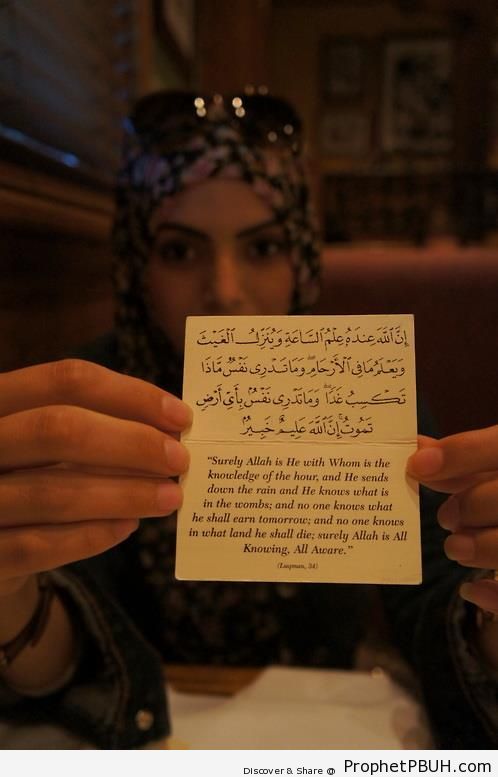 Muslim Woman Holding Up Card With Quran 31-34 - Muslimah Photos (Girls and Women & Hijab Photos)
