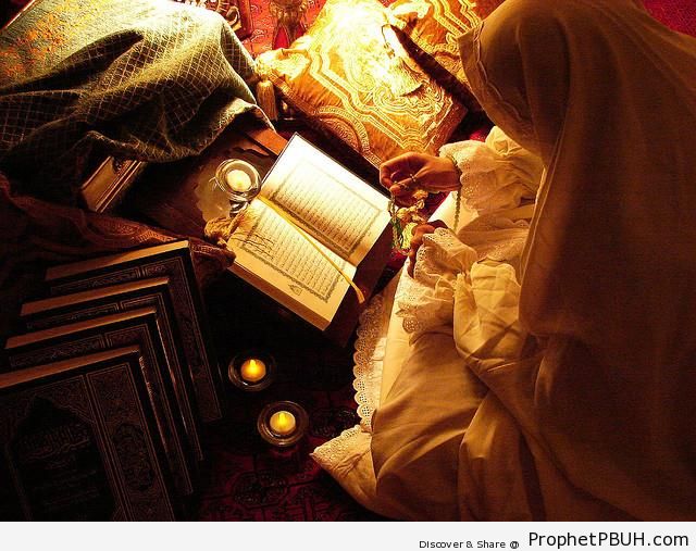 Muslima Reading Quran - Mushaf Photos (Books of Quran)