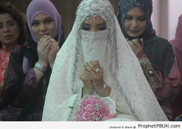 Niqabi Bride Making Dua - Muslimah Photos (Girls and Women & Hijab Photos)