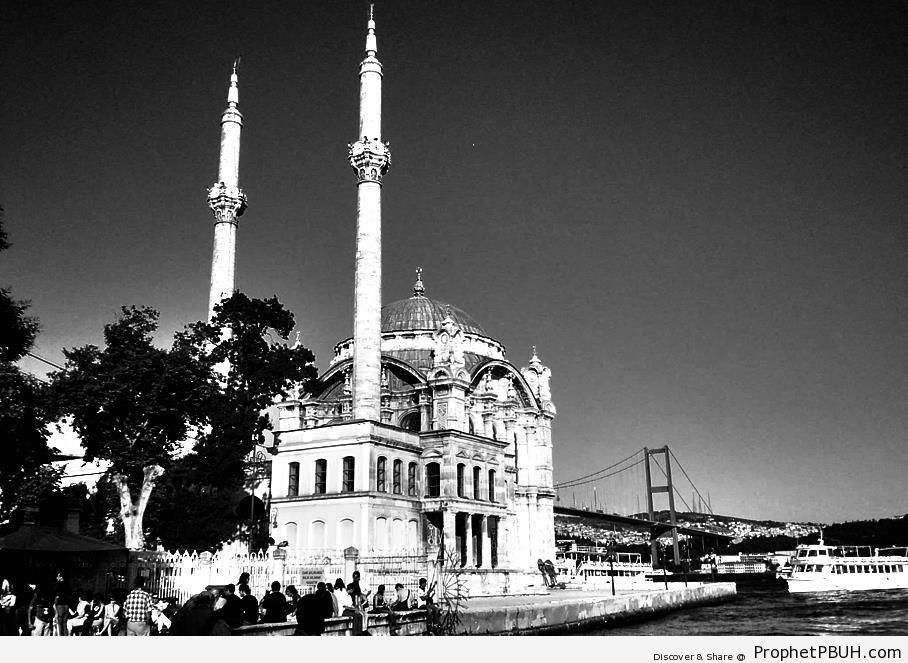 OrtakÃ¶y Mosque in Istanbul, Turkey - Islamic Architecture -Picture