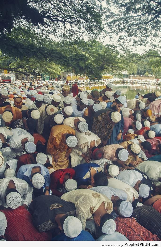 Overcrowded Eid al-Fitr 2010 Prayers in Sholakia, Kishoreganj, Bangladesh - Bangladesh 