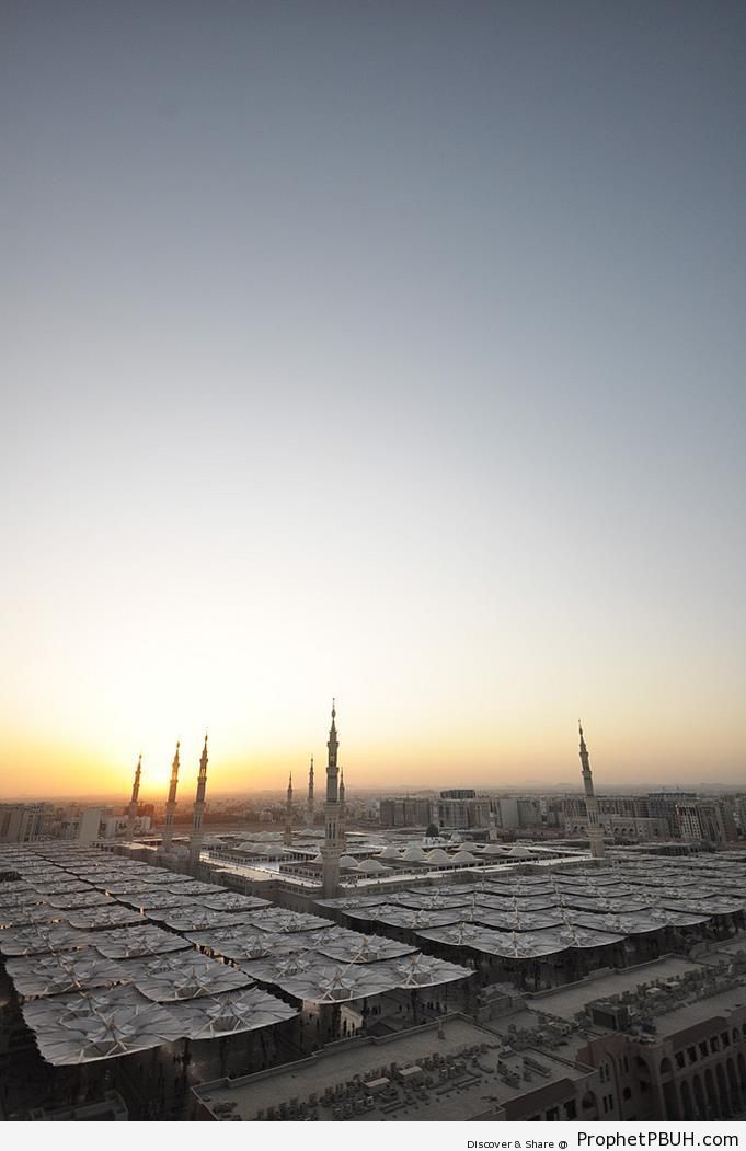 Photo of Masjid an-Nabawi at Sunrise - Al-Masjid an-Nabawi (The Prophets Mosque) in Madinah, Saudi Arabia -Picture