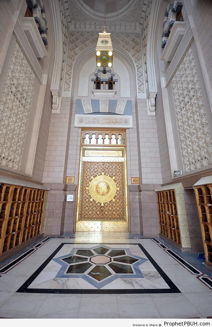 Photo of an Entrance of Masjid an-Nabawi - Al-Masjid an-Nabawi (The Prophets Mosque) in Madinah, Saudi Arabia -Picture