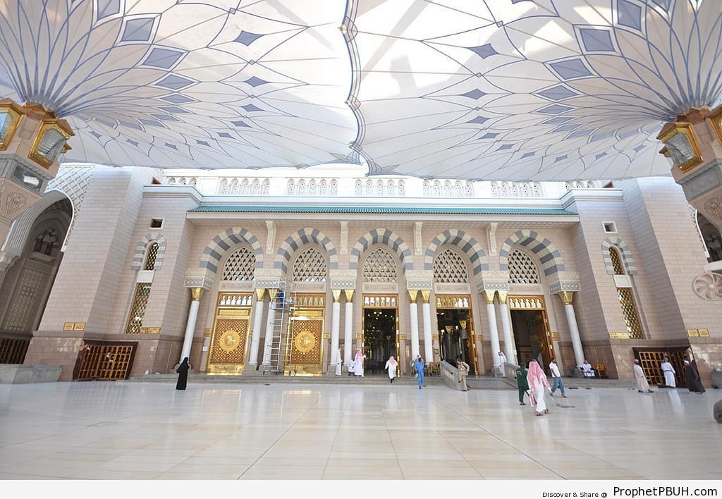 Photo of the Main Entrace of Masjid an-Nabawi - Al-Masjid an-Nabawi (The Prophets Mosque) in Madinah, Saudi Arabia -Picture