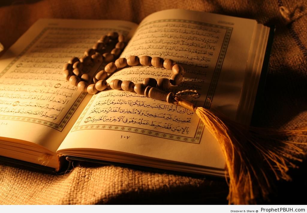 Prayer Beads on Open Book of Quran - Mushaf Photos (Books of Quran) 