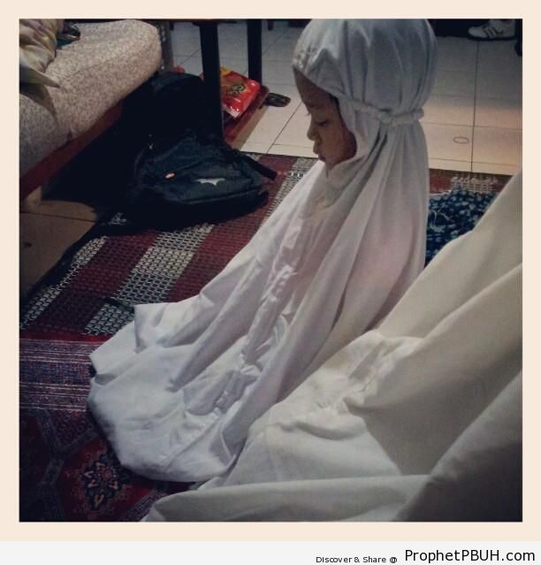 Praying Little Girl - Muslimah Photos (Girls and Women & Hijab Photos)