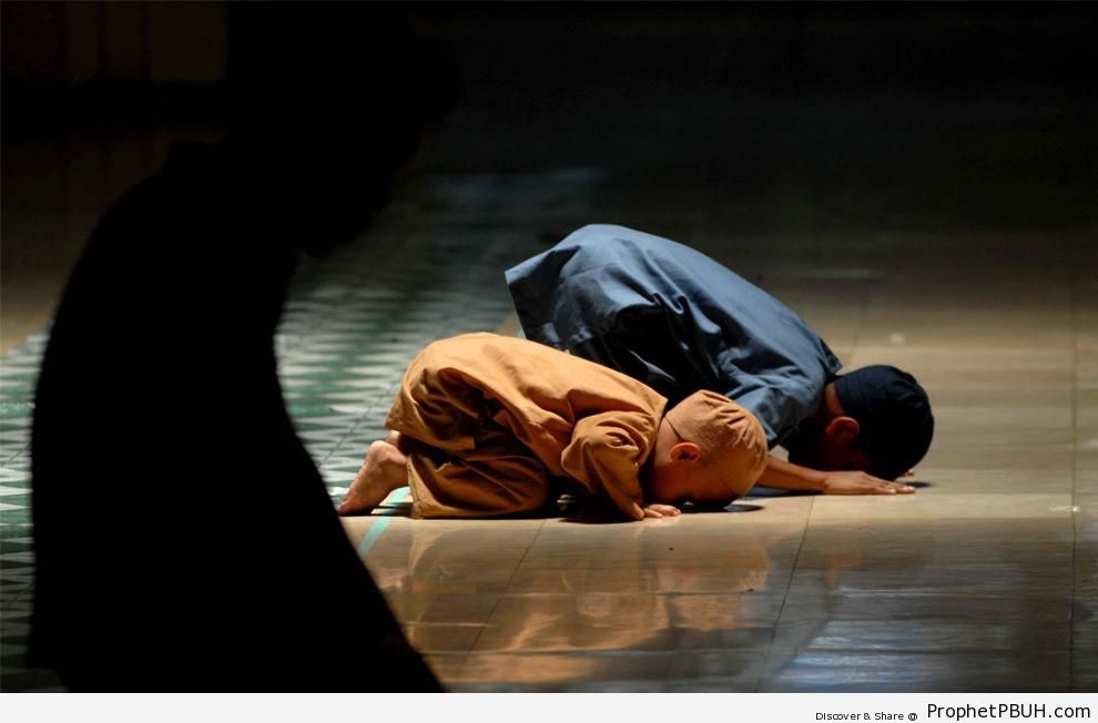 Ramadan 2009 Photo of Two Muslim Boys Praying in Manila - Manila 