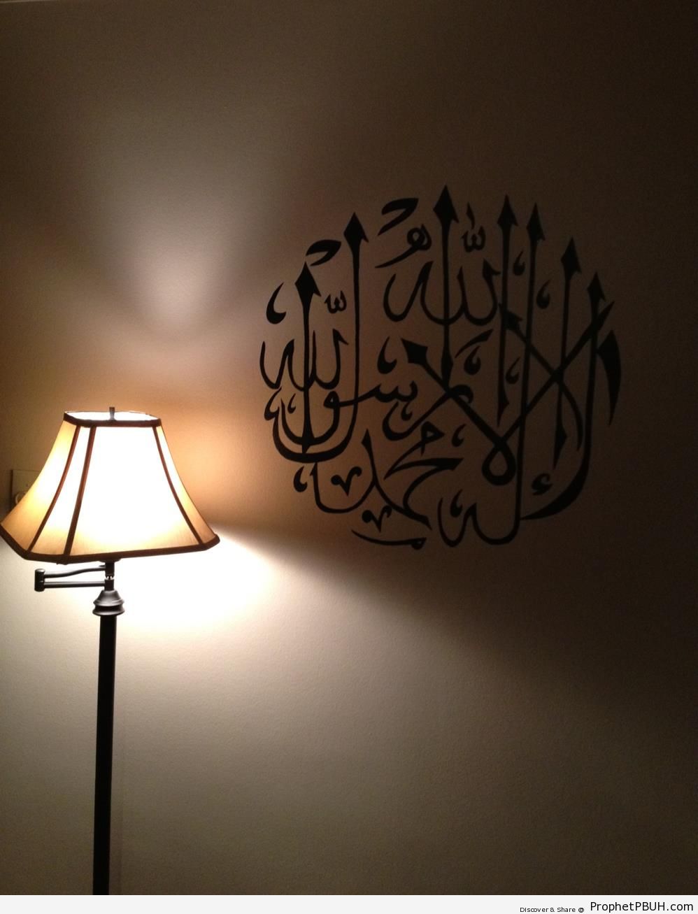 Shahadah Calligraphy Written on Wall by Lamp - Islamic Calligraphy and Typography 