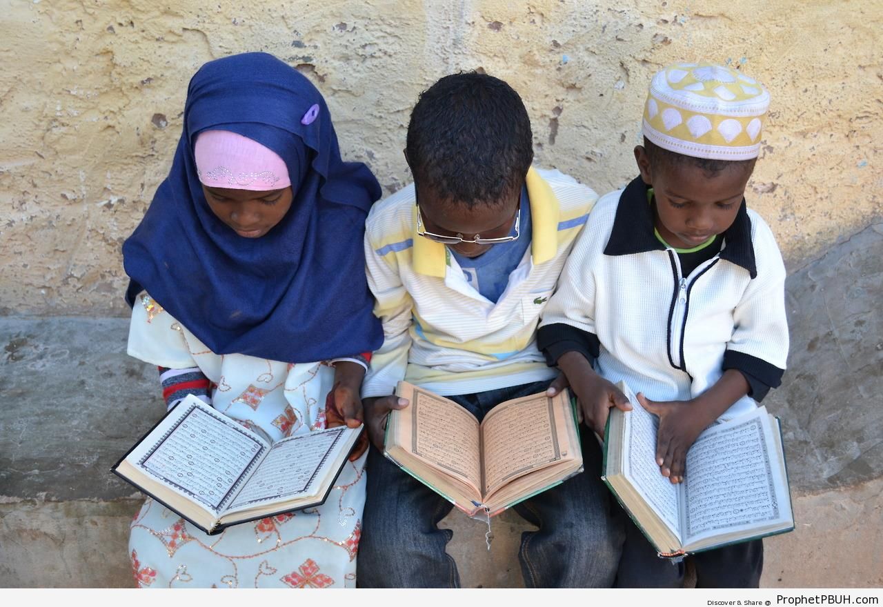 Somali Children Studying Quran - Mushaf Photos (Books of Quran) 