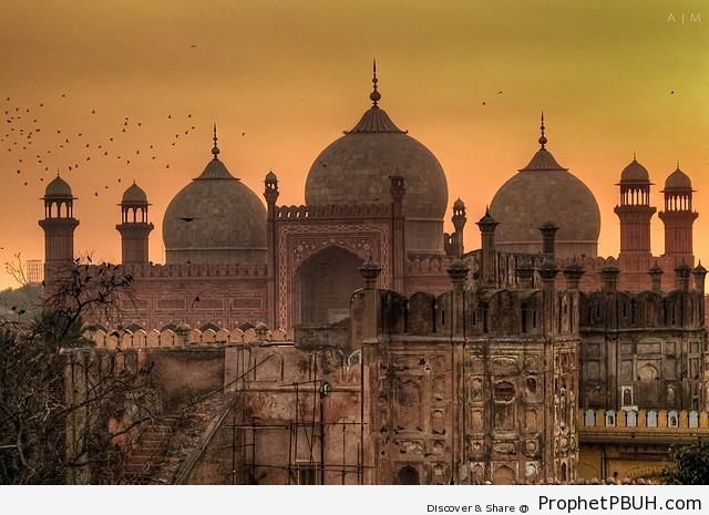 Sundown at Badshahi Mosque in Lahore, Pakistan - Islamic Architecture