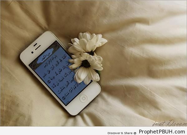 Surat al-Kahf on Phone Screen - Photos