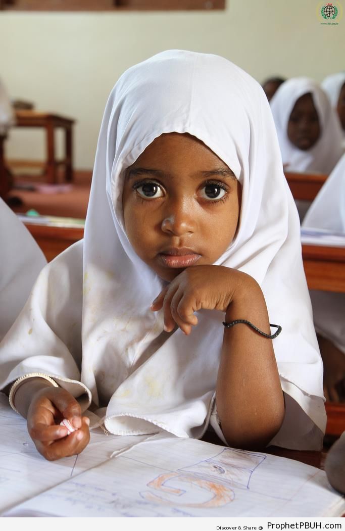 Tanzanian Muslim Little Girl in Hijab - Muslimah Photos (Girls and Women & Hijab Photos) -