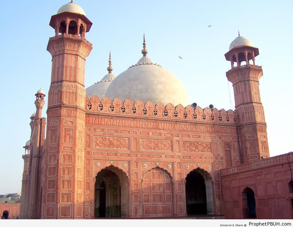 The Badshahi Mosque in Lahore (5th Largest Mosque in the World) - Badshahi Masjid in Lahore, Pakistan -Picture