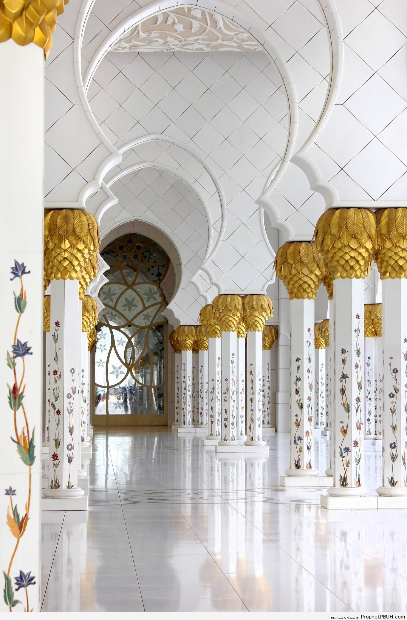The Grand Mosque-s Arcades in Abu Dhabi, United Arab Emirates - Abu Dhabi, United Arab Emirates -Picture