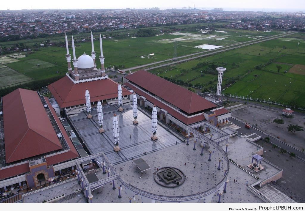 The Great Mosque of Central Java in Semarang, Indonesia - Central Java Grand Mosque (Masjid Agung Jawa Tengah) in Semarang, Indonesia -Picture