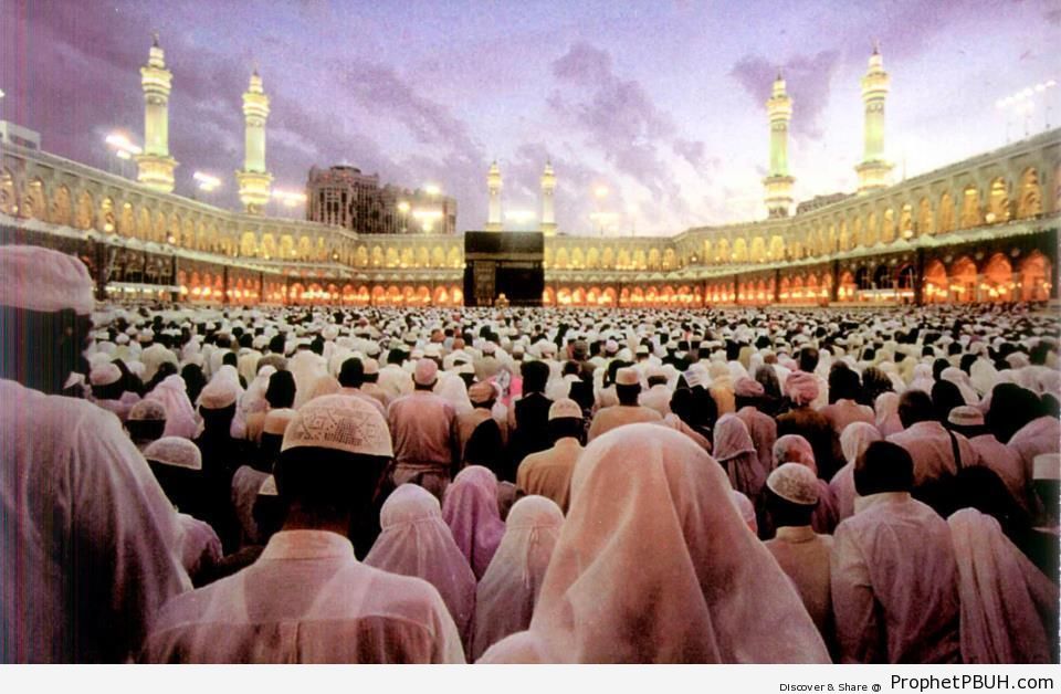 Worshipers at the Sacred Mosque (Makkah, Saudi Arabia) - al-Masjid al-Haram in Makkah, Saudi Arabia -Picture