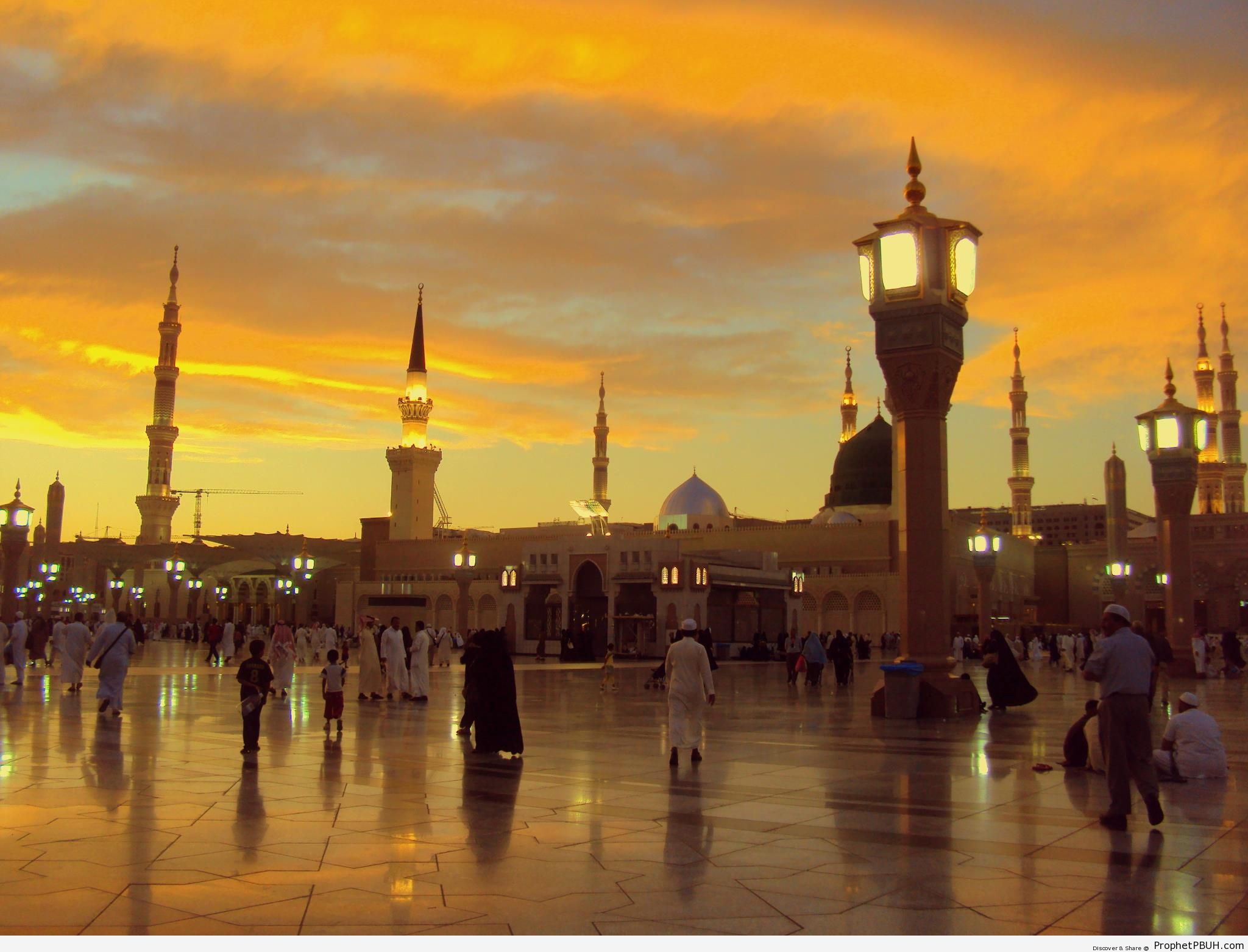 al-Masjid an-Nabawi (Mosque of the Prophet) at Sunset - Al-Masjid an-Nabawi (The Prophets Mosque) in Madinah, Saudi Arabia -Picture